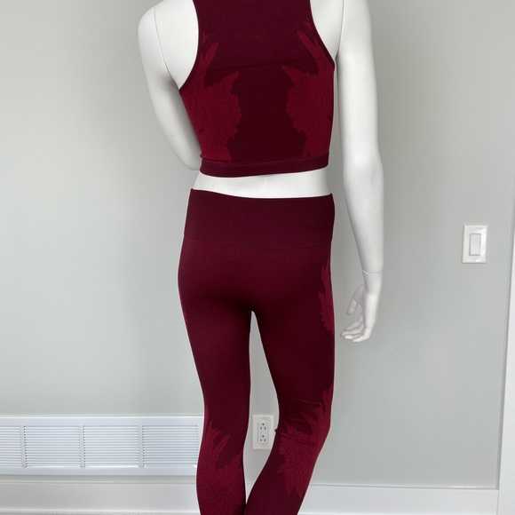 Fabletics Floral crop top with pants gym clothes fits like a Small - Picture 5 of 13